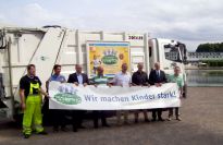Neues Kindertag-Plakat am Entsorgungswagen der ENO