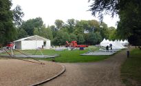 Die Zelte von 'Explore Science' werden im Bürgerpark aufgebaut