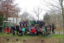 Schülerinnen und Schüler der Grundschule An der Schmidtstraße mit Lehrkräften und dem Bürgerpark-Team