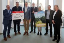 V.l.n.r. Dietmar Hoppe (Geschäftsführer Bürgerpark-Tombola), Björn Fecker (Senator für Finanzen), Prof. Dr. Dietrich Grashoff (Präsident Bürgerparkverein), Tim Großmann (Direktor Bürgerpark), Gudrun Stuck (Stellv. Vorsitzende Freunde des Rhododendronparks e.V.), Horst Meyer – (1. Vorsitzender Park links der Weser e.V.), Karen Haltermann – (Vorsitzende Lür-Kropp-Stiftung), Foto: Martin Rospek