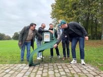 Enthüllung der neuen Tafel an der Wiese auf der das erste Werder Spiel stattfand. Zur Einweihung erschienen Werder-Präsident Hubertus Hess-Grunewald, Ex-Profi Thomas Wolter, Bürgerpark-Direktor Tim Großmann sowie Arne Jahns und Florian Schiller von der Initiative „Gründungsort Werder Bremen“, Foto: werder.de
