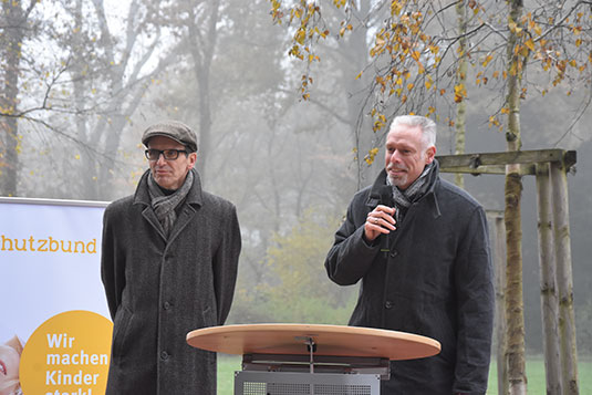 Ansprache des Bürgerparkdirektors Tim Großmann zur Eröffnung des Platz für Kinderrechte. Neben ihm Carsten Schlepper, 1. Vorsitzender des Kinderschutzbundes Bremen.