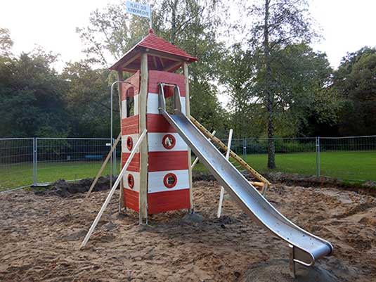 Leuchtturm für Kinderrechte auf der Spielwiese am Marcusbrunnen im Bürgerpark