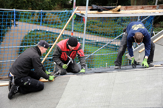 Die Dachpappe wird auf dem Dach des Schweizerhauses befestigt